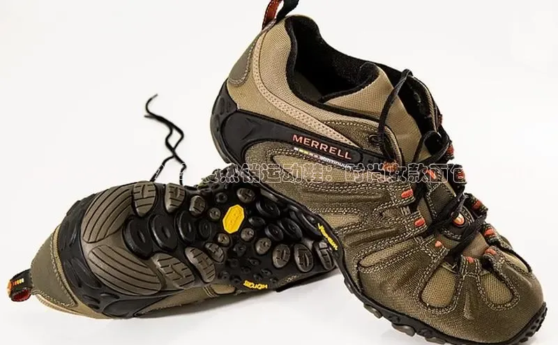 全新上市！2025年度热销运动鞋：时尚女款面包鞋设计